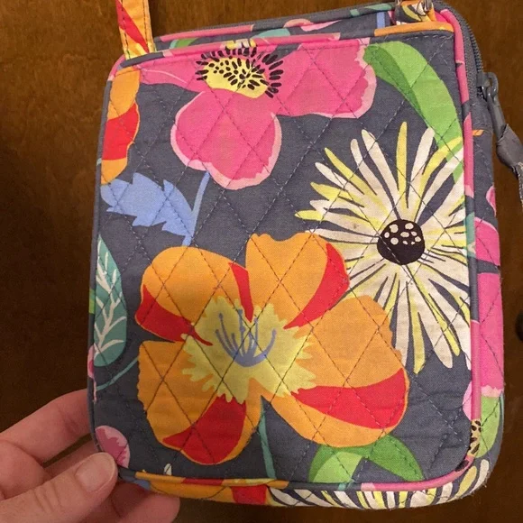 VERA BRADLEY floral adjustable crossbody purse. Pockets everywhere! Pretty!! - Picture 2 of 16